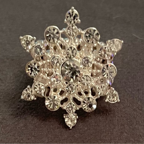 Beautiful snowflake ring! Rhinestone w/ decorative band, stretches to fit all - Picture 3 of 4